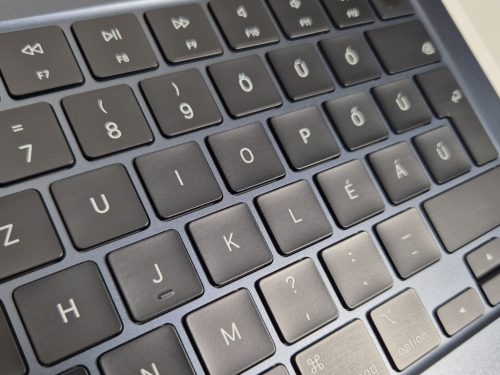 Apple MacBook AIR 13 / M2 / 16GB / 256 GB